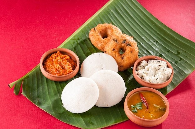 Food South Indian food idli vada with sambar on a banana leaf | Premium Photo