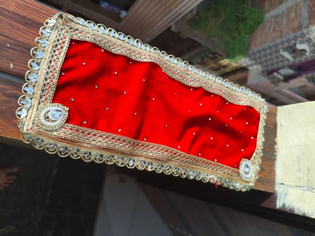 लाल कपड़ा