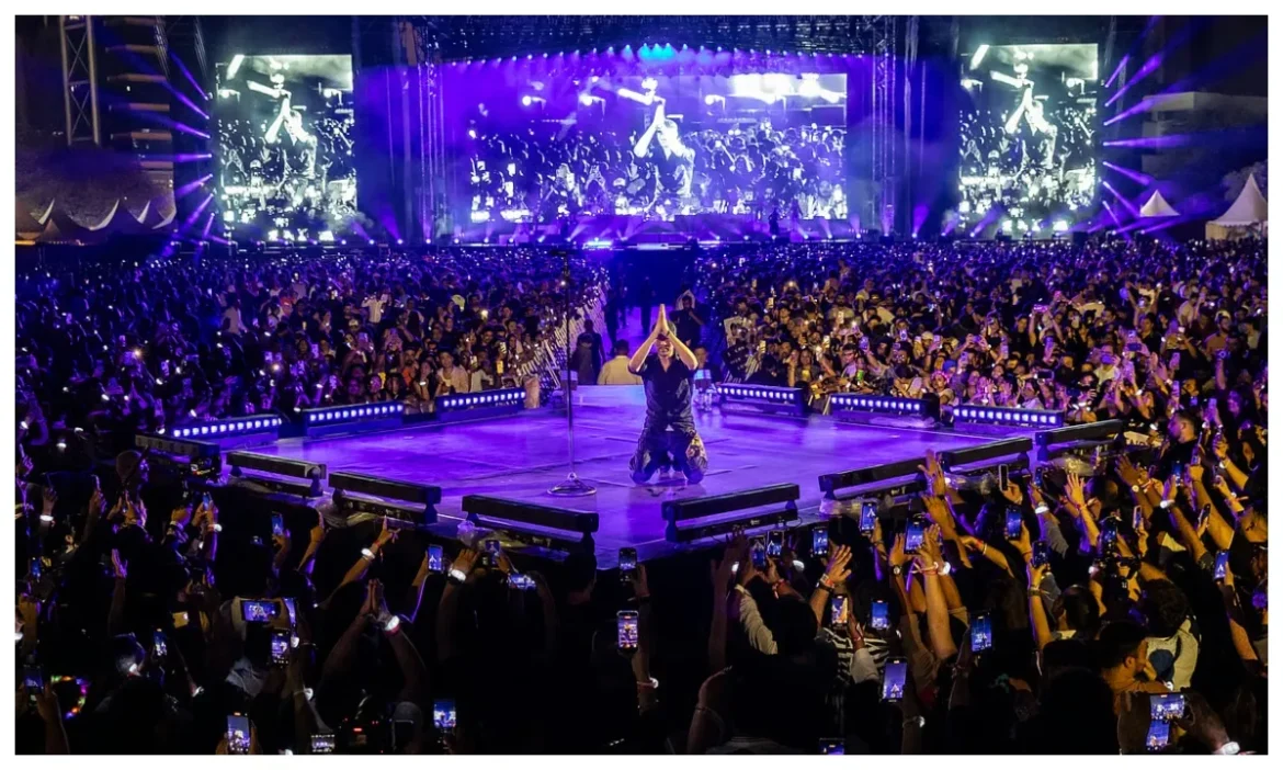 Enrique Iglesias' magic works in Mumbai, wins hearts by singing Hero
