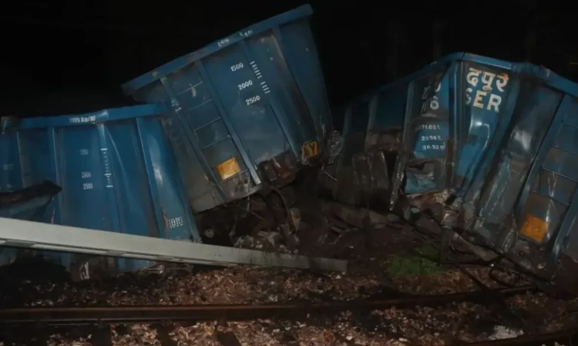 12 coaches of coal laden goods train derailed, routes of many trains going to Delhi changed, hundreds of passengers stranded
