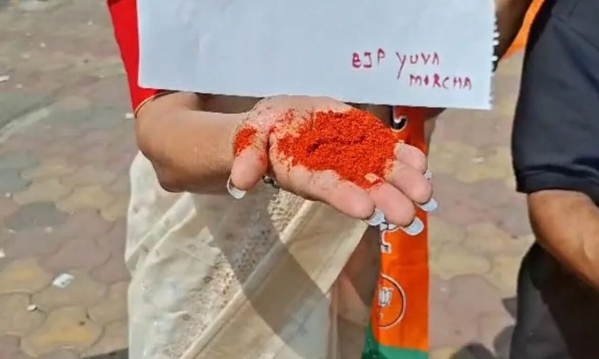 BJP protests in Durgapur gangrape case, chilli powder distributed among women; said this
