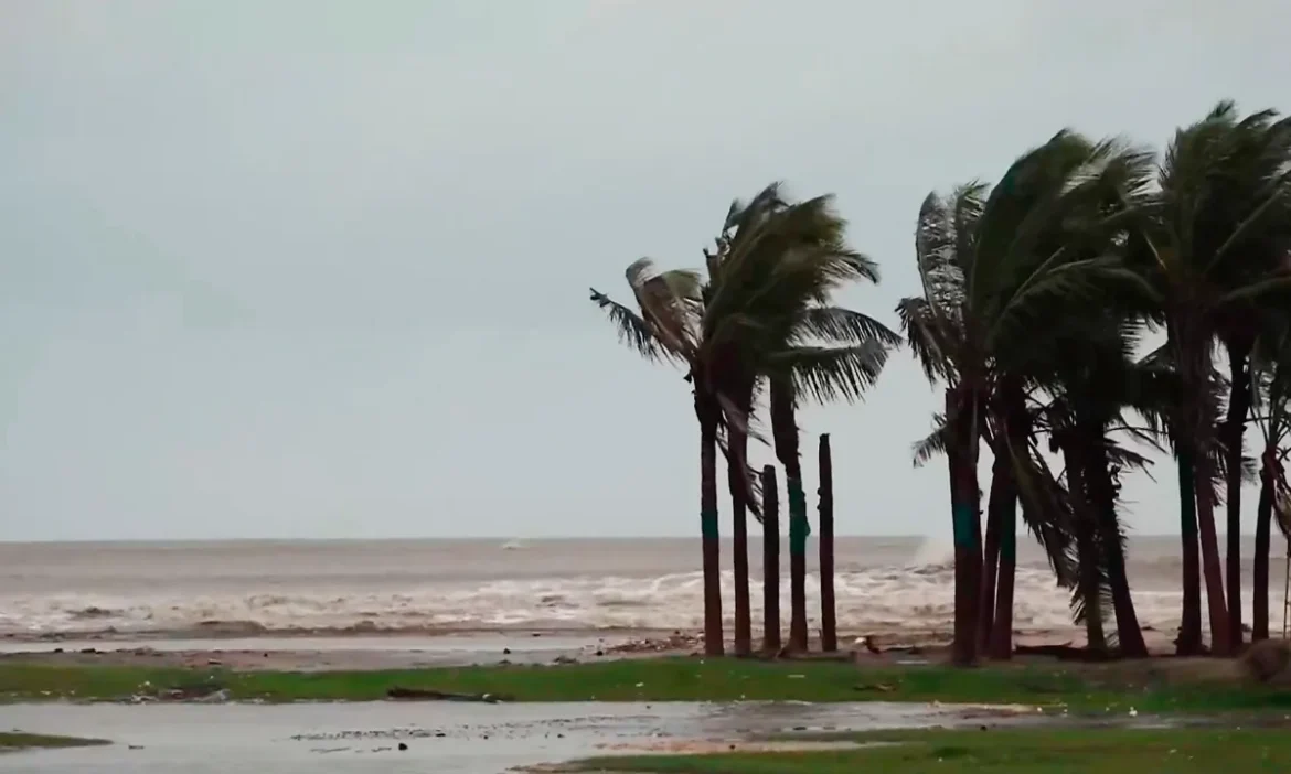 Weather changed due to Montha storm, alert issued in many states
