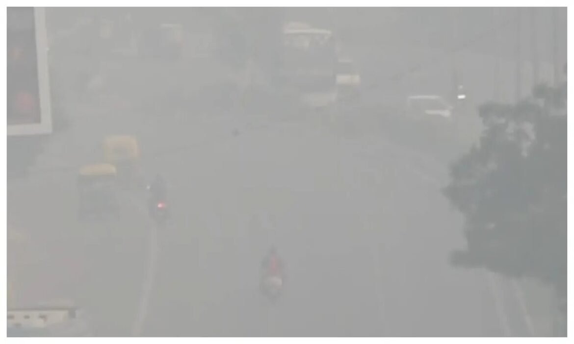 Delhi's air turns poisonous on Diwali, AQI crosses 300
