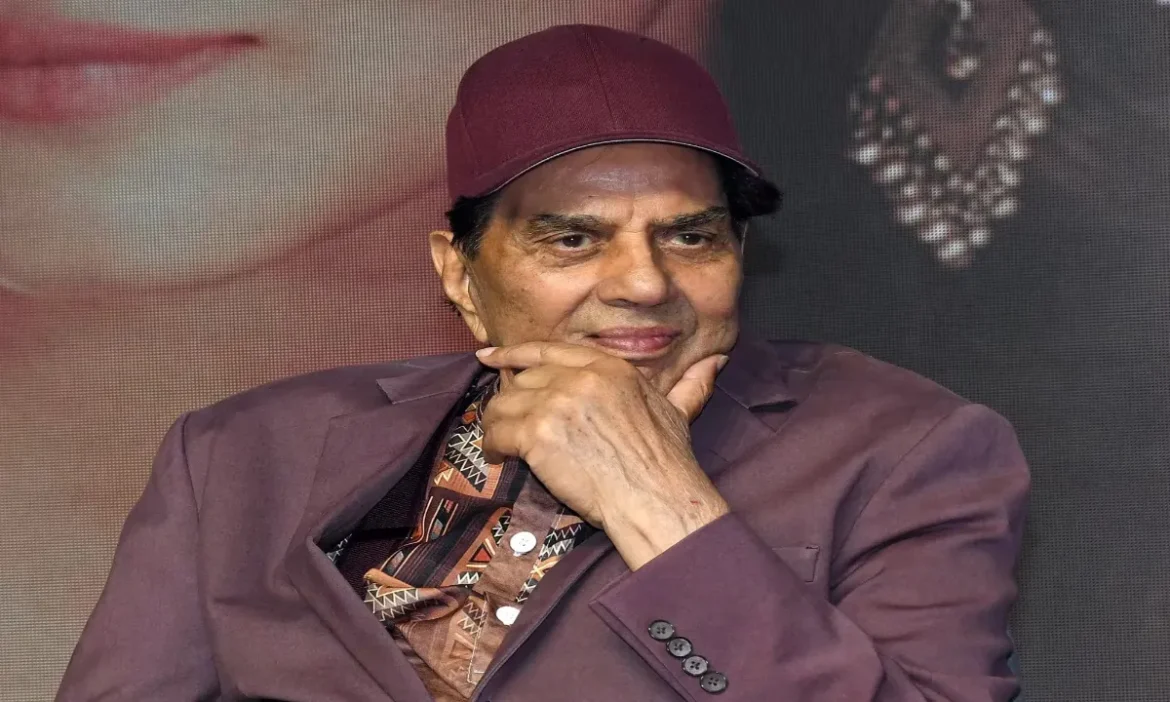 89 year old Dharmendra admitted to hospital, fans worried
