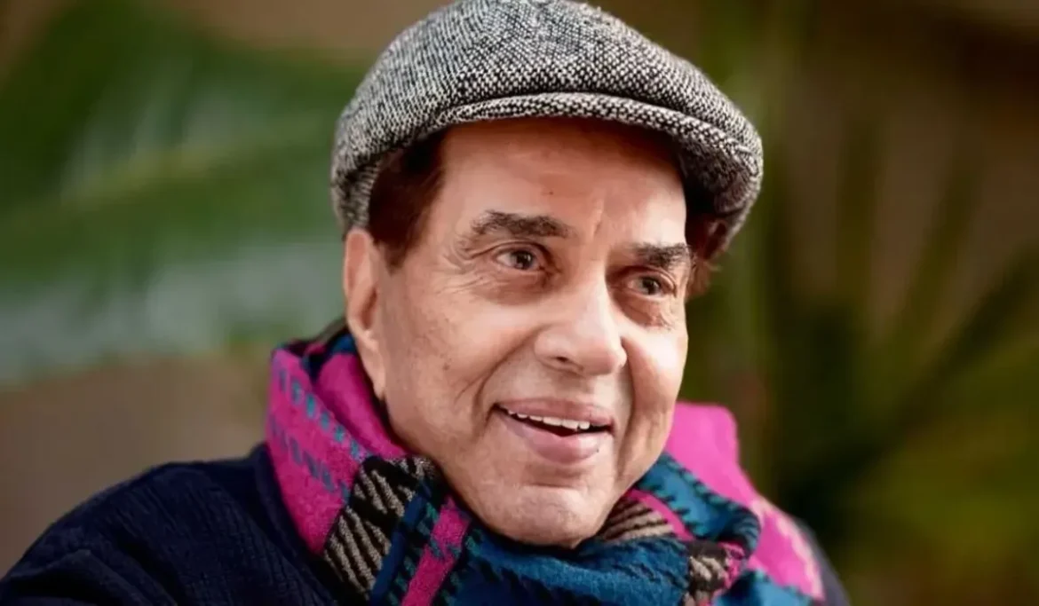 Actor Dharmendra reached home after being discharged from hospital
