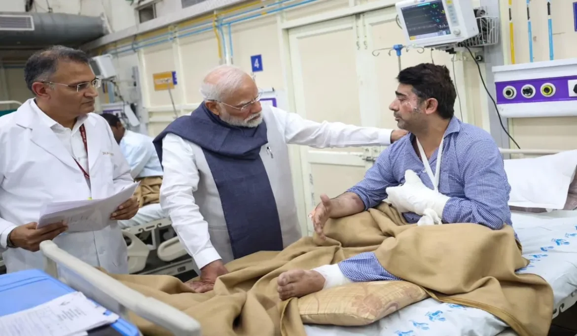 PM Modi met the injured of Red Fort blast
