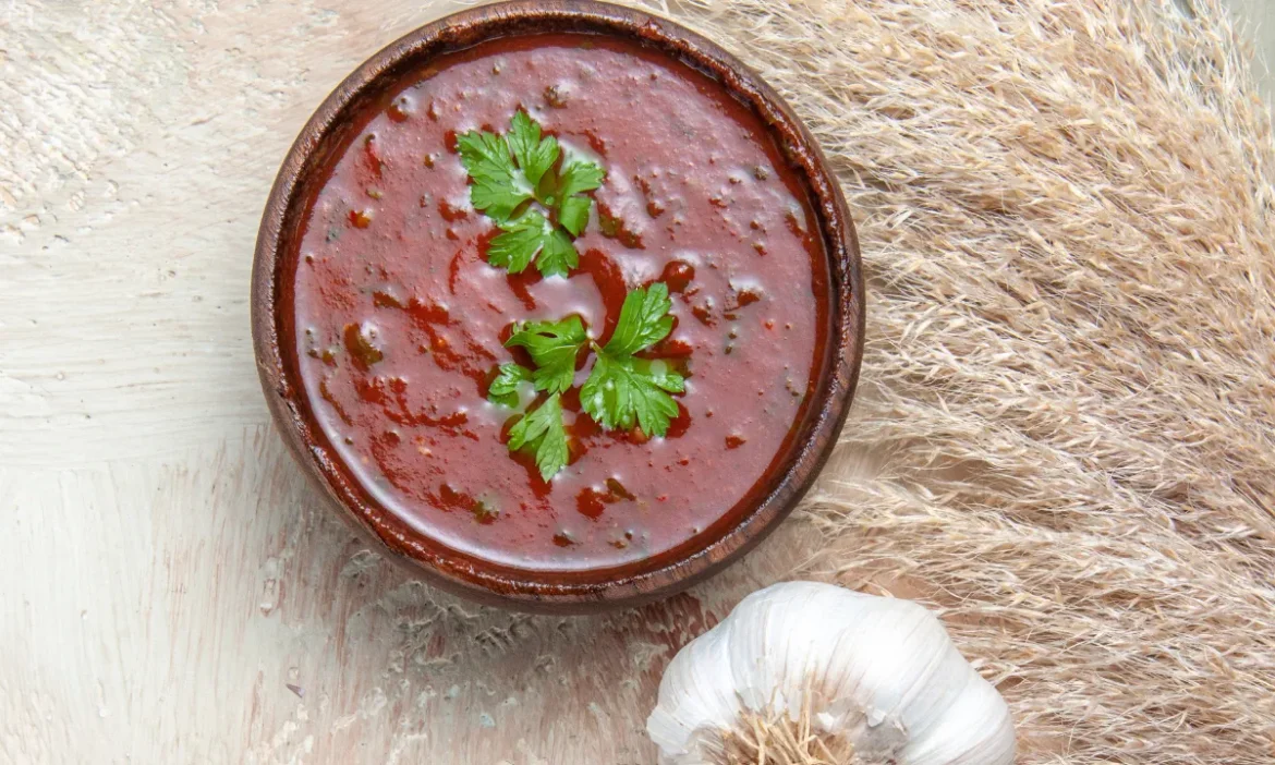 If you like spicy food then make garlic chutney at home.
