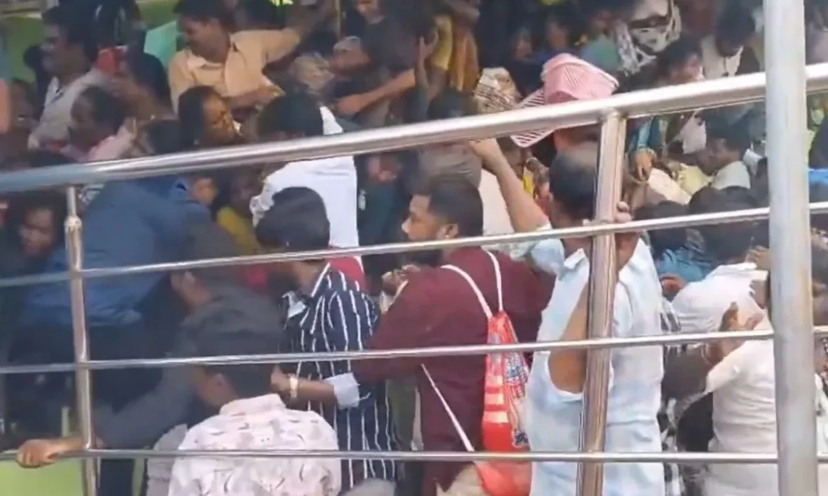 Stampede in Venkateshwara temple of Andhra Pradesh, screams all around; death of many people
