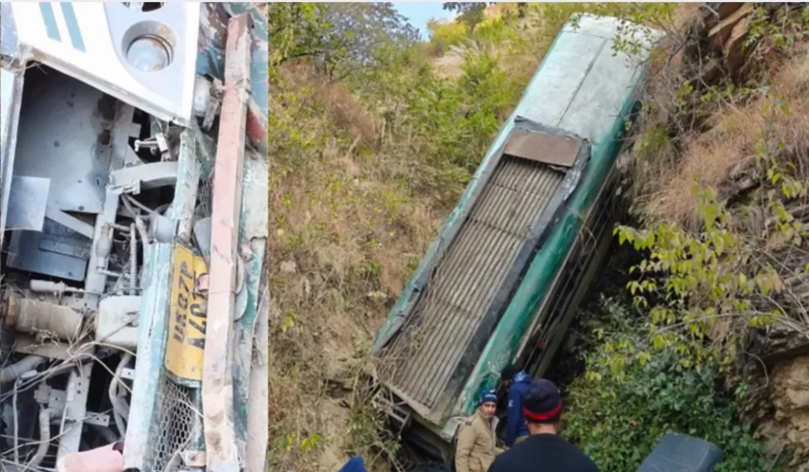 उत्तराखंड के अल्मोड़ा में खाई में गिरी बस, 6 की मौत