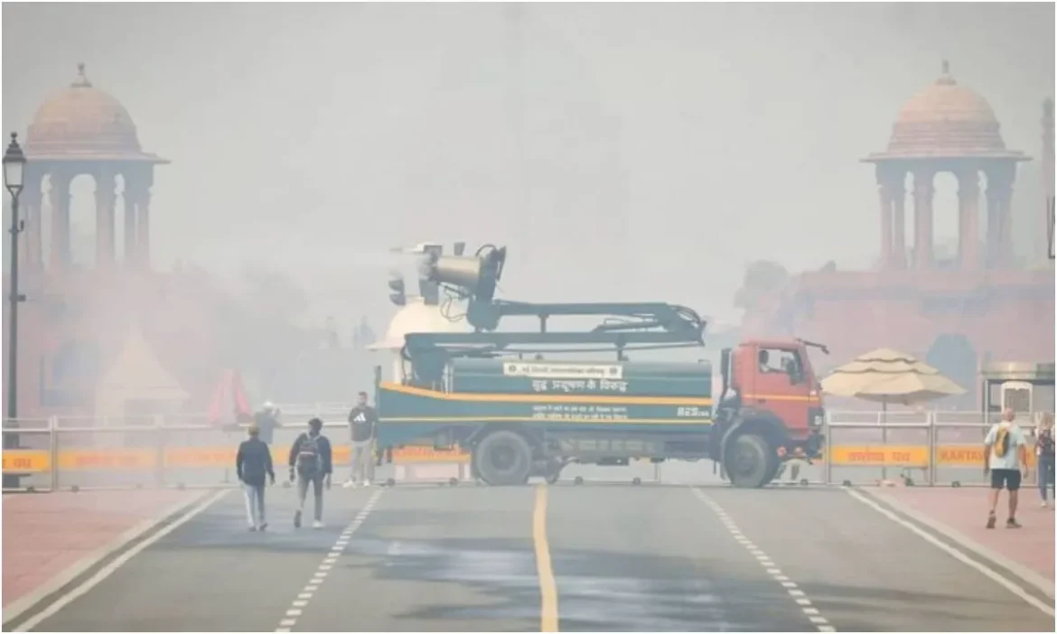 धुंध और ज़हरीली हवा से जूझ रही है Delhi, AQI भी बदतर