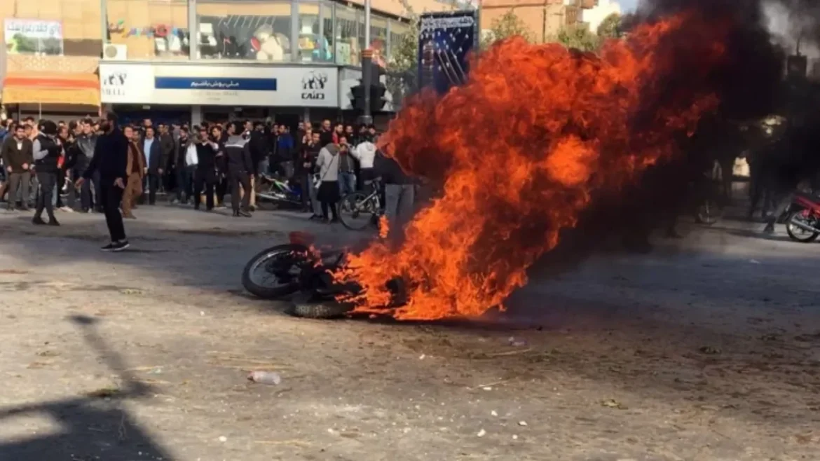 ईरान के हालात और खराबः बसों, कारों और बाइकों में लगाई आग