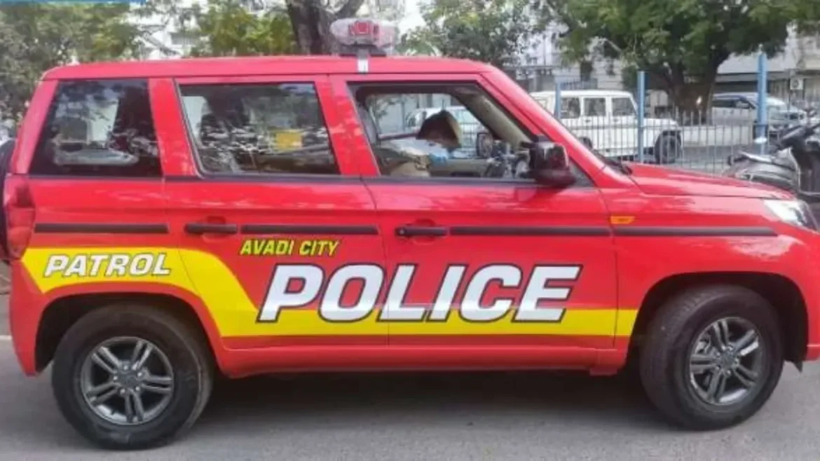 पुलिस वाहन पर बम से हमला, तीन जवान घायल