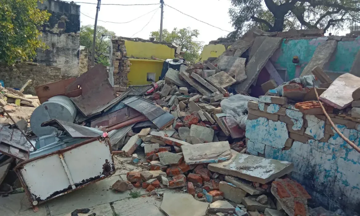 लड़की के पिता ने JCB से ढहा दिया घर