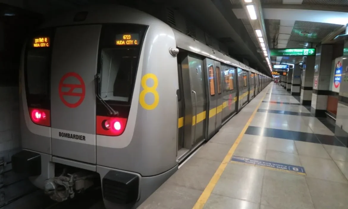 Delhi Metro Sucide:दिल्ली मेट्रो में एक शख्स ने दी कूदकर जान