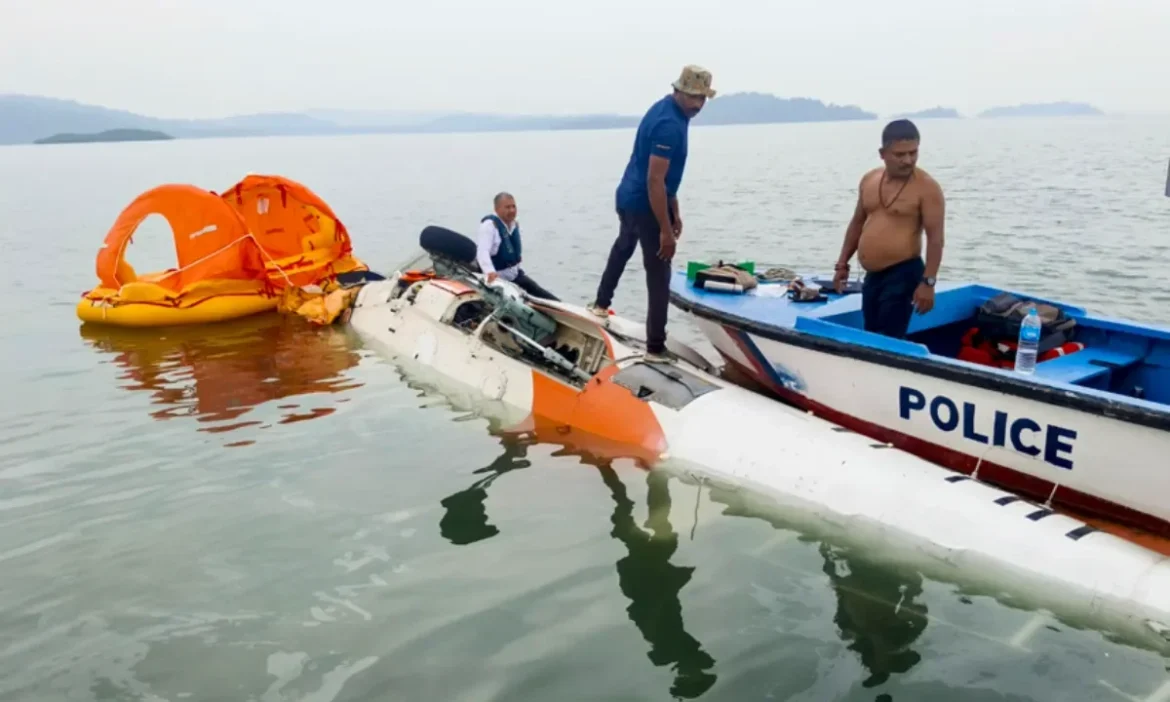 समुद्र में गिरा हेलीकॉप्टर, बची जान