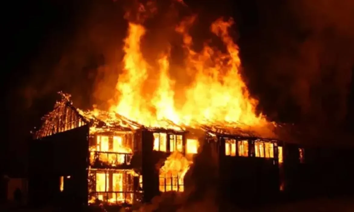 कपड़ा कारोबारी के घर में आग, 6 की मौत