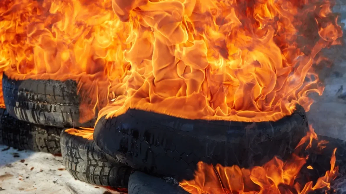 प्रदर्शनकारियों पर दागे आंसू गैस के गोले