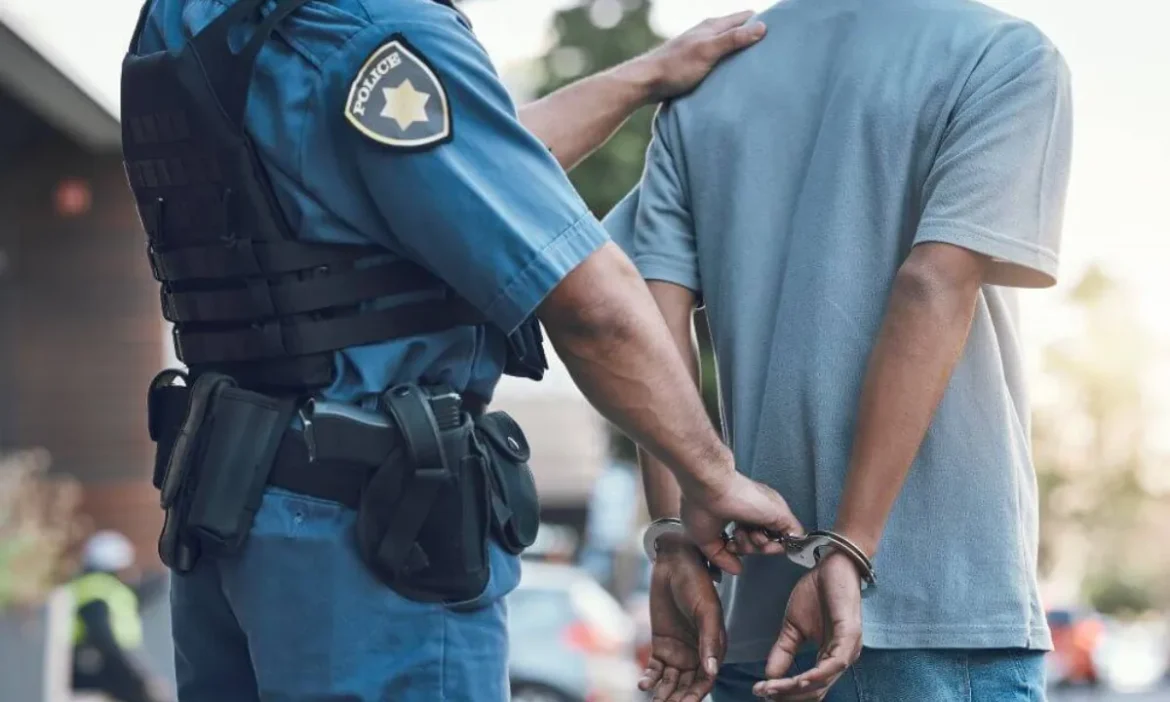 पते पर नहीं मिली कंपनी, तीन आरोपी दबोचे गए