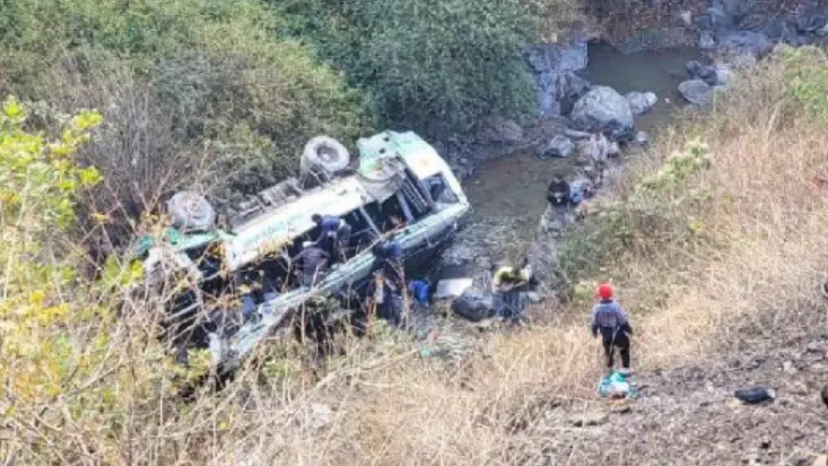 खाई में समाई बस, 3 की मौत, 15 गंभीर