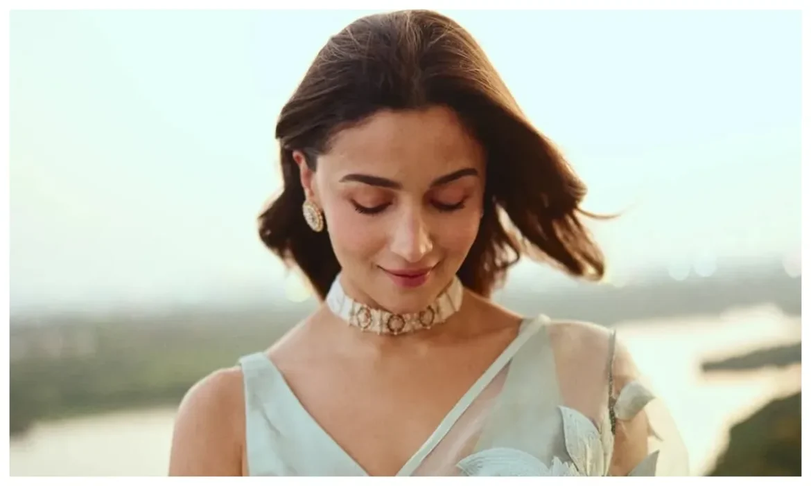 Alia Bhatt की इस लाइटवेट Organza Saree पर आया सबका दिल