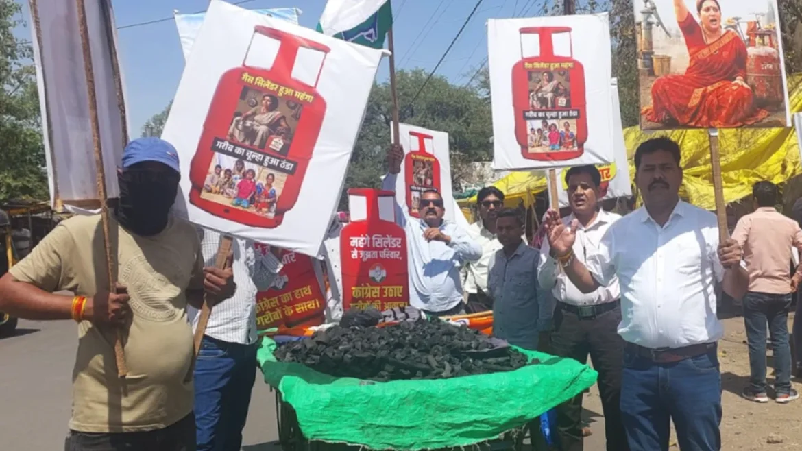 कांग्रेस ने ठेलों पर कोयला बेचकर जताया विरोध