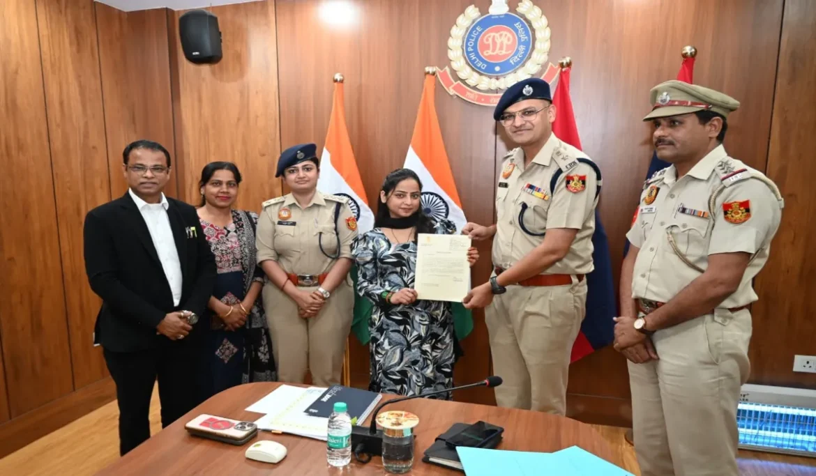 युवती ने स्नैचर को पकड़ा