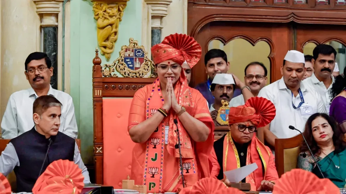 मुंबई मेयर की गाड़ी से हटाई गई लाल-नीली बत्ती