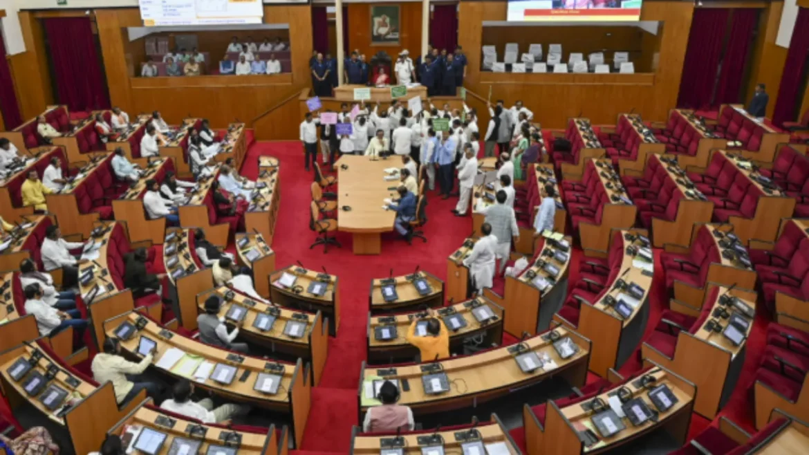 विपक्ष का ओडिशा विधानसभा में भारी हंगामा