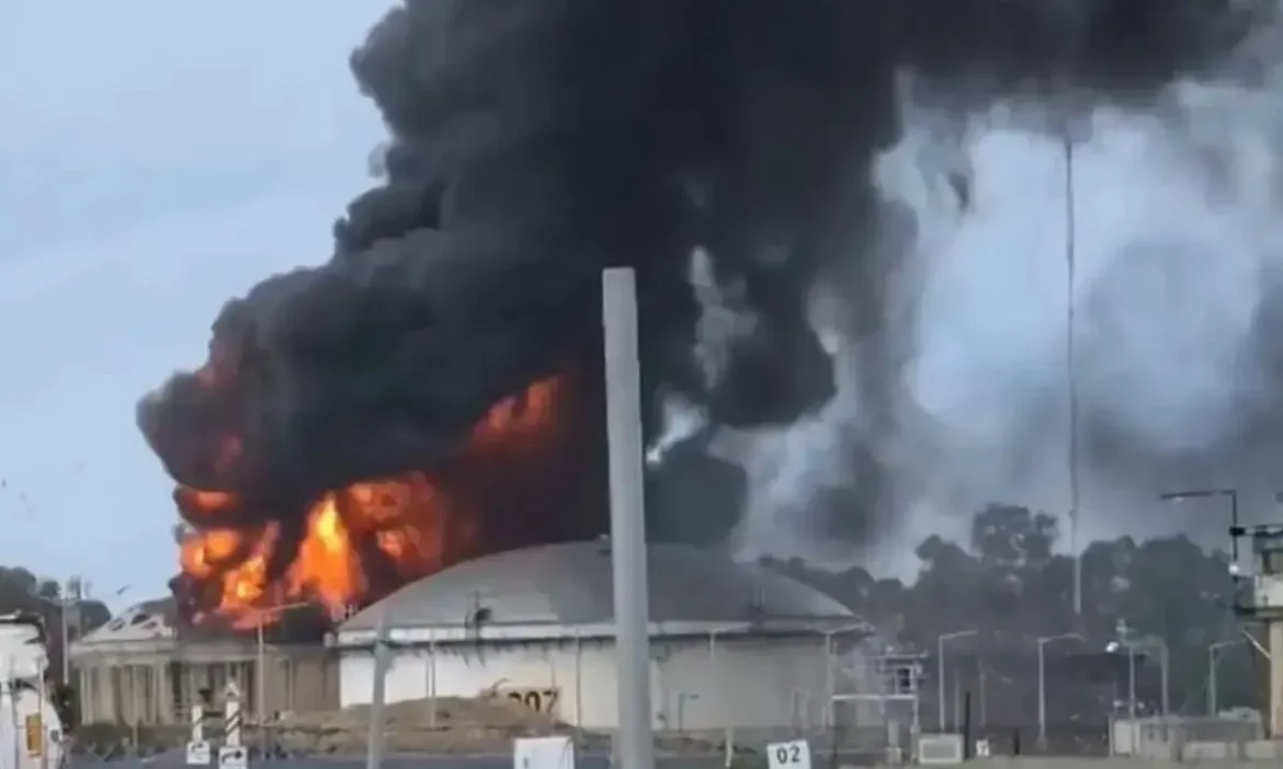 ईरान ने किया इजरायल की ऑयल रिफाइनरी पर हमला