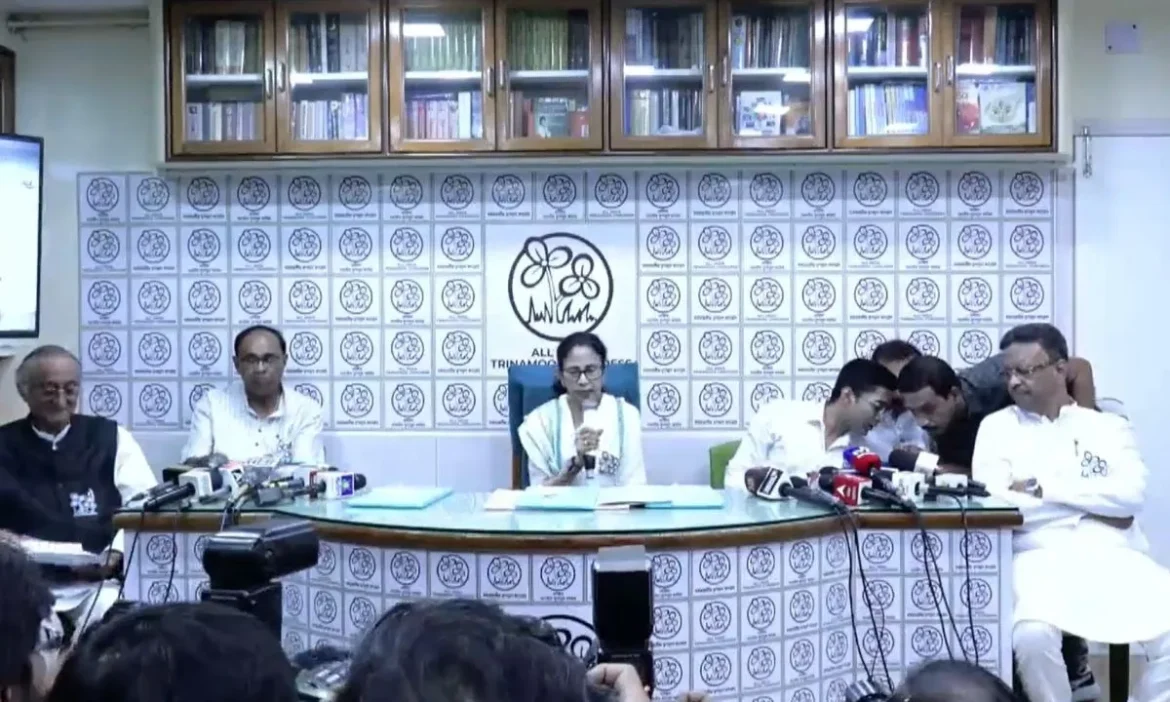 चुनाव से पहले TMC ने जारी किया मेनिफेस्टो