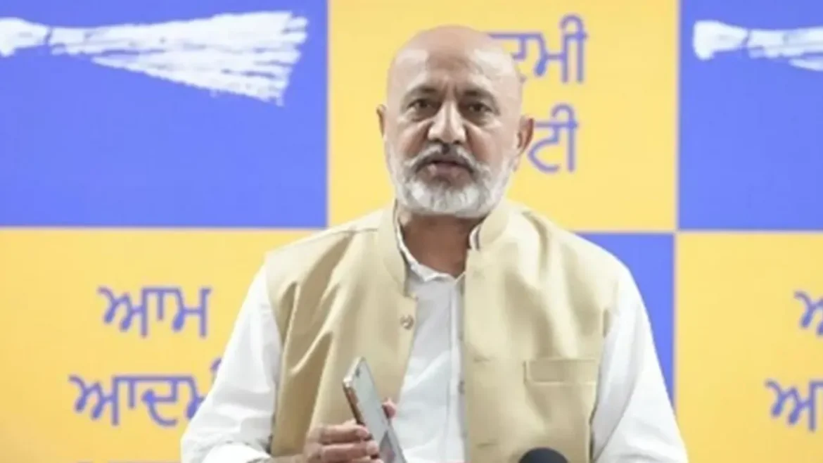 राघव को 'टूल' बना कर AAP को तोड़ने की कोशिश