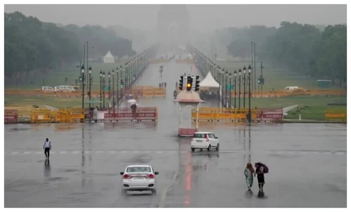 तपती गर्मी के बीच Delhi-NCR के लोगों पर इंद्रदेव की मेहरबानी