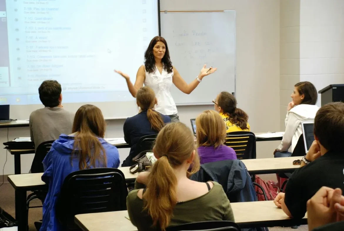 कैसे बनते हैं कॉलेज के प्रोफेसर?