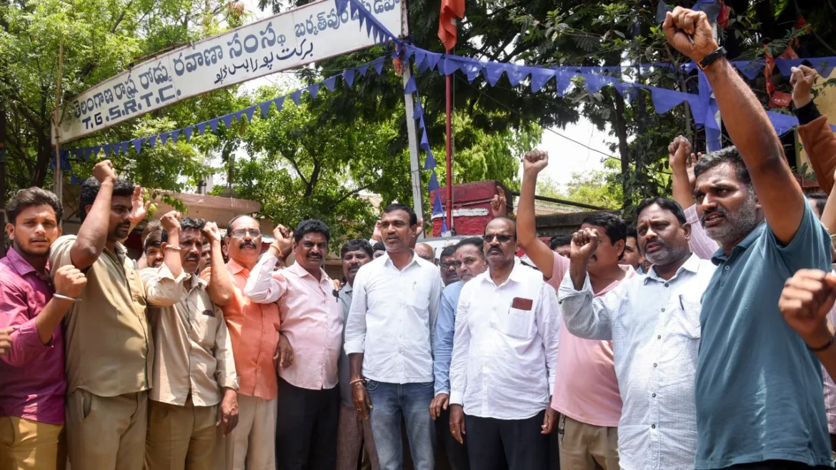 तेलंगाना में हड़ताल से बस सेवाएं ठप