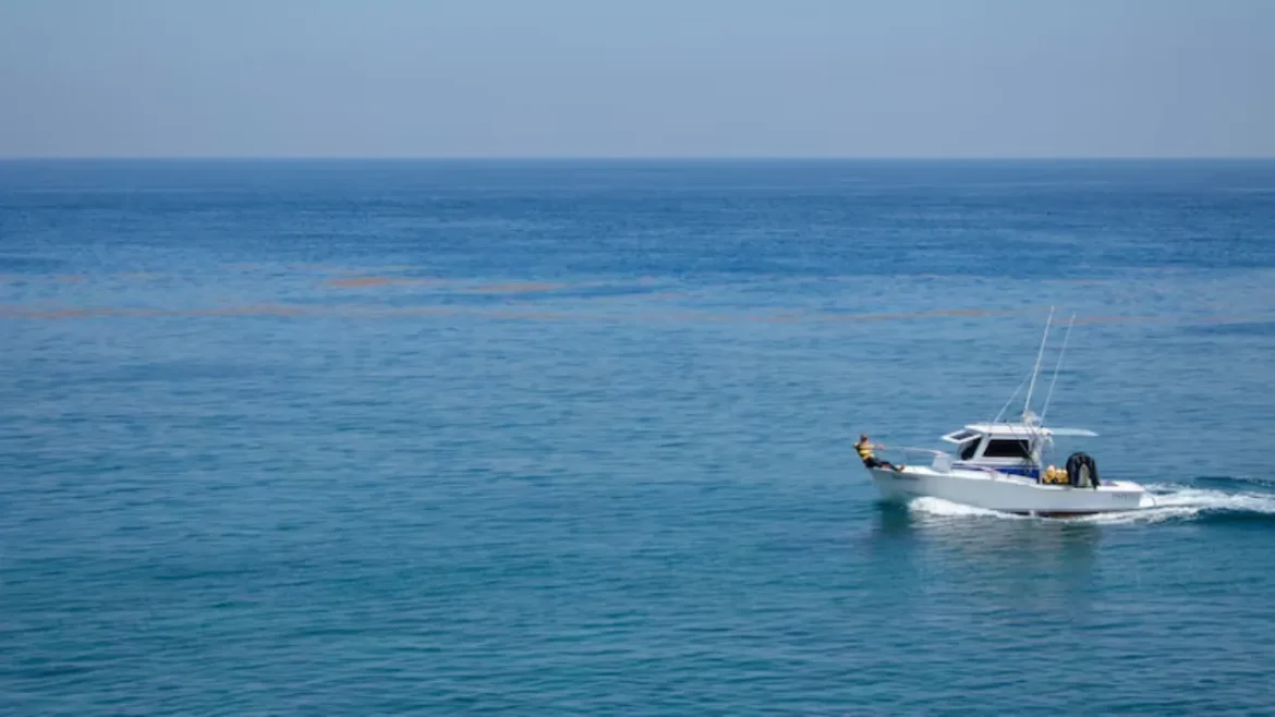 समुद्र की लहरों में समाई नाव