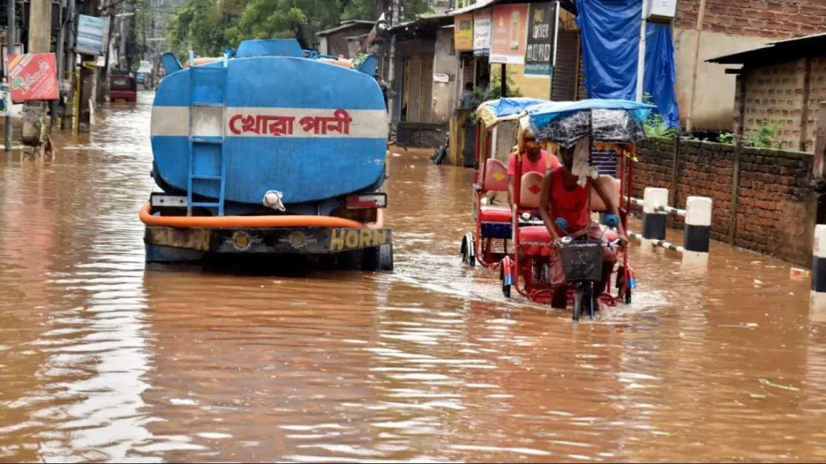 असम में तूफान से भारी तबाही, हाई अलर्ट