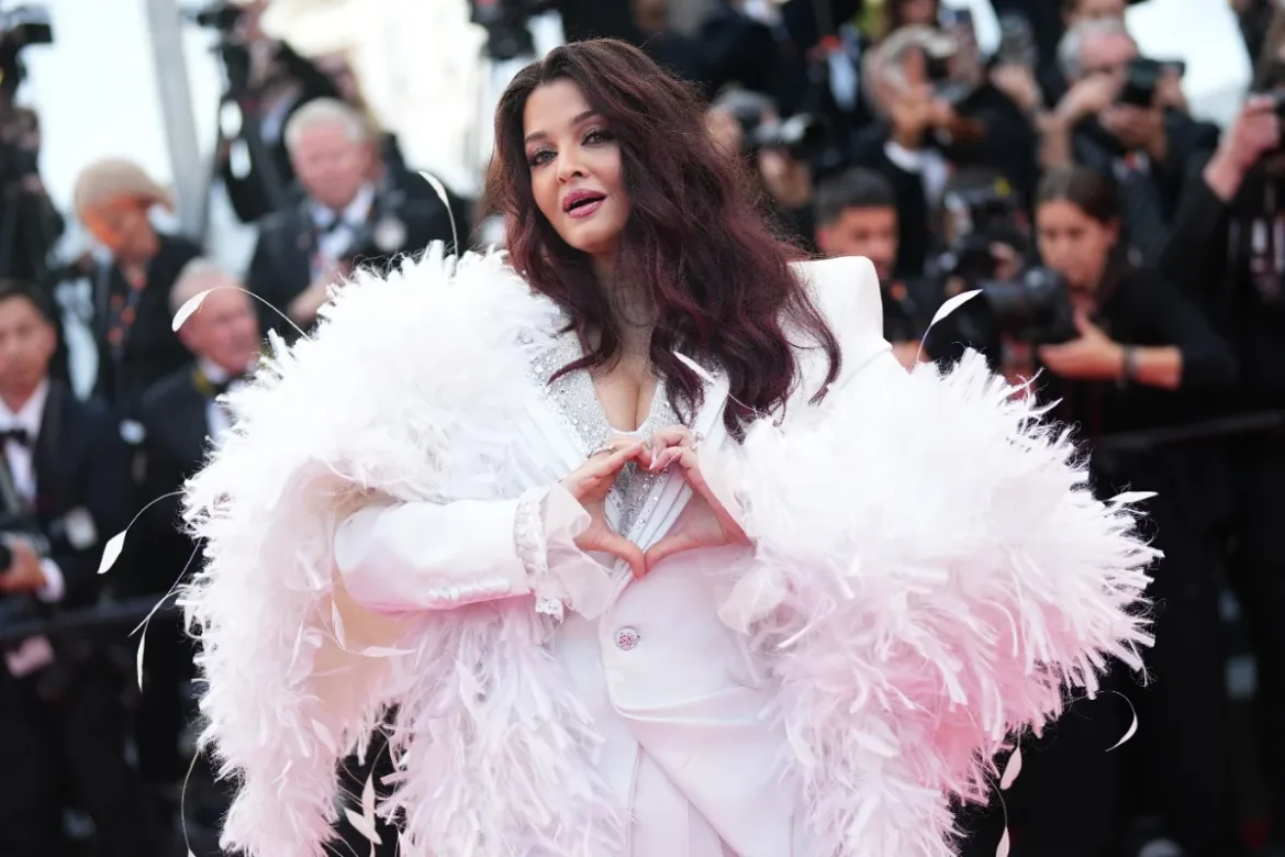 Aishwarya White Pantsuit Look: पैंटसूट में छाईं एश्वर्या