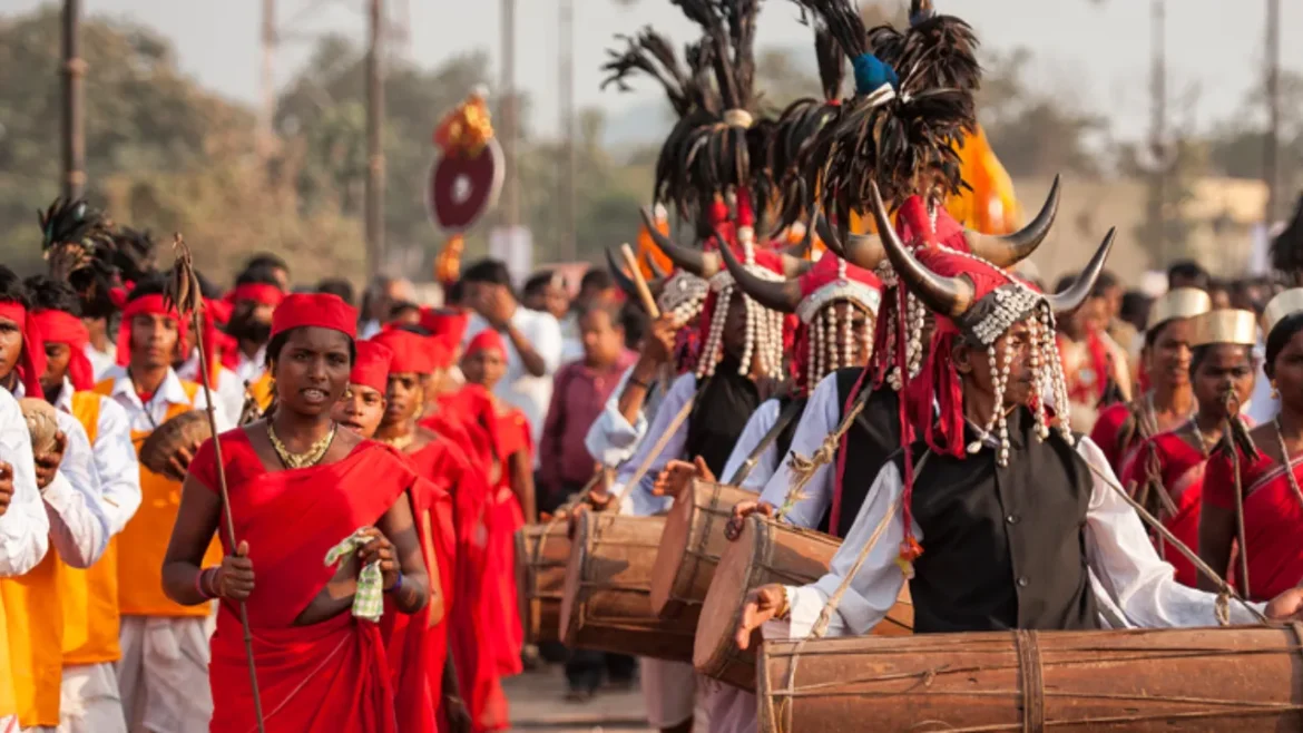 वक्त बदला पर आदिवासियों की जड़ें नहीं