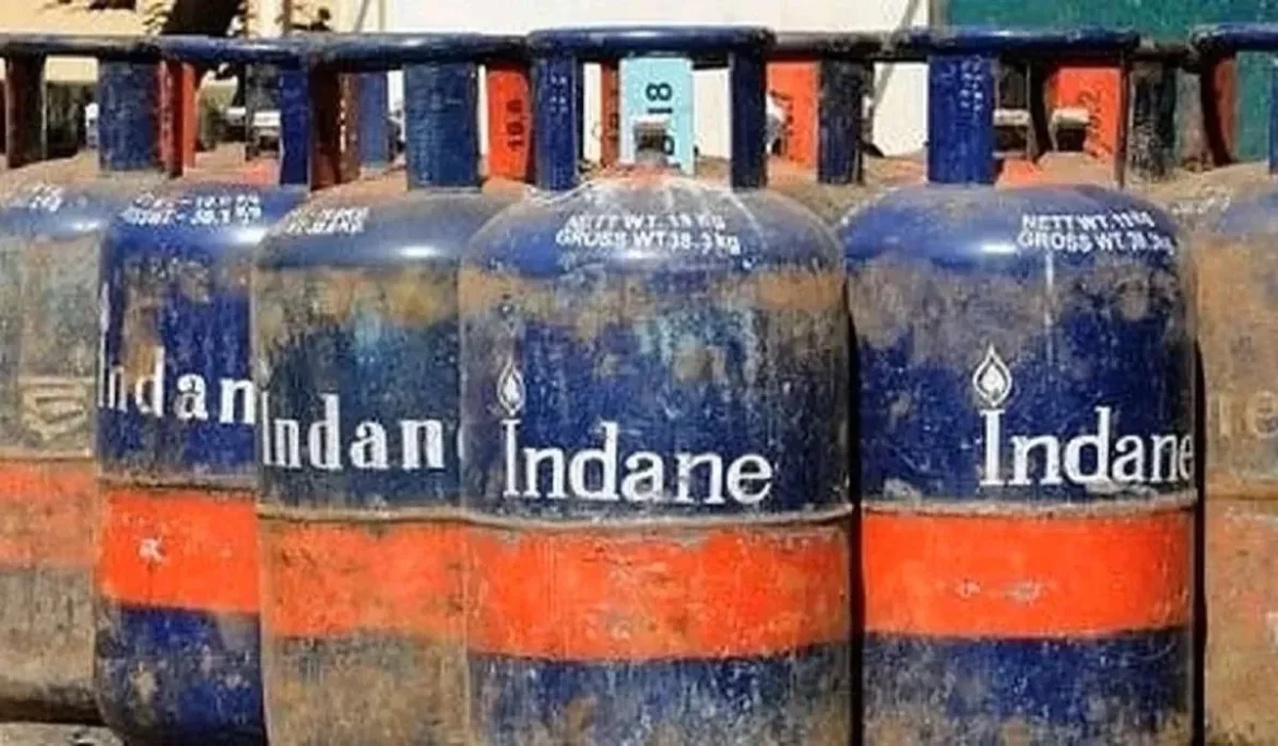 1000 रुपए बढ़ी कमर्शियल सिलेंडर की कीमत