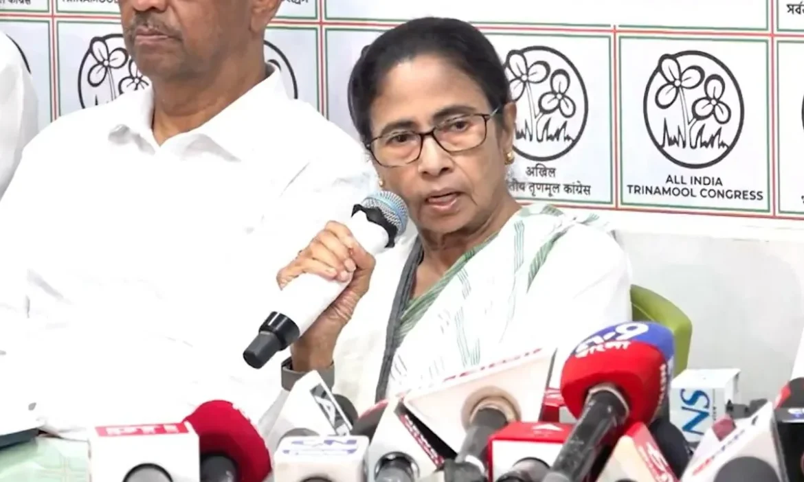 West Bengal :ममता बनर्जी ने EC को बताया मेन विलेन