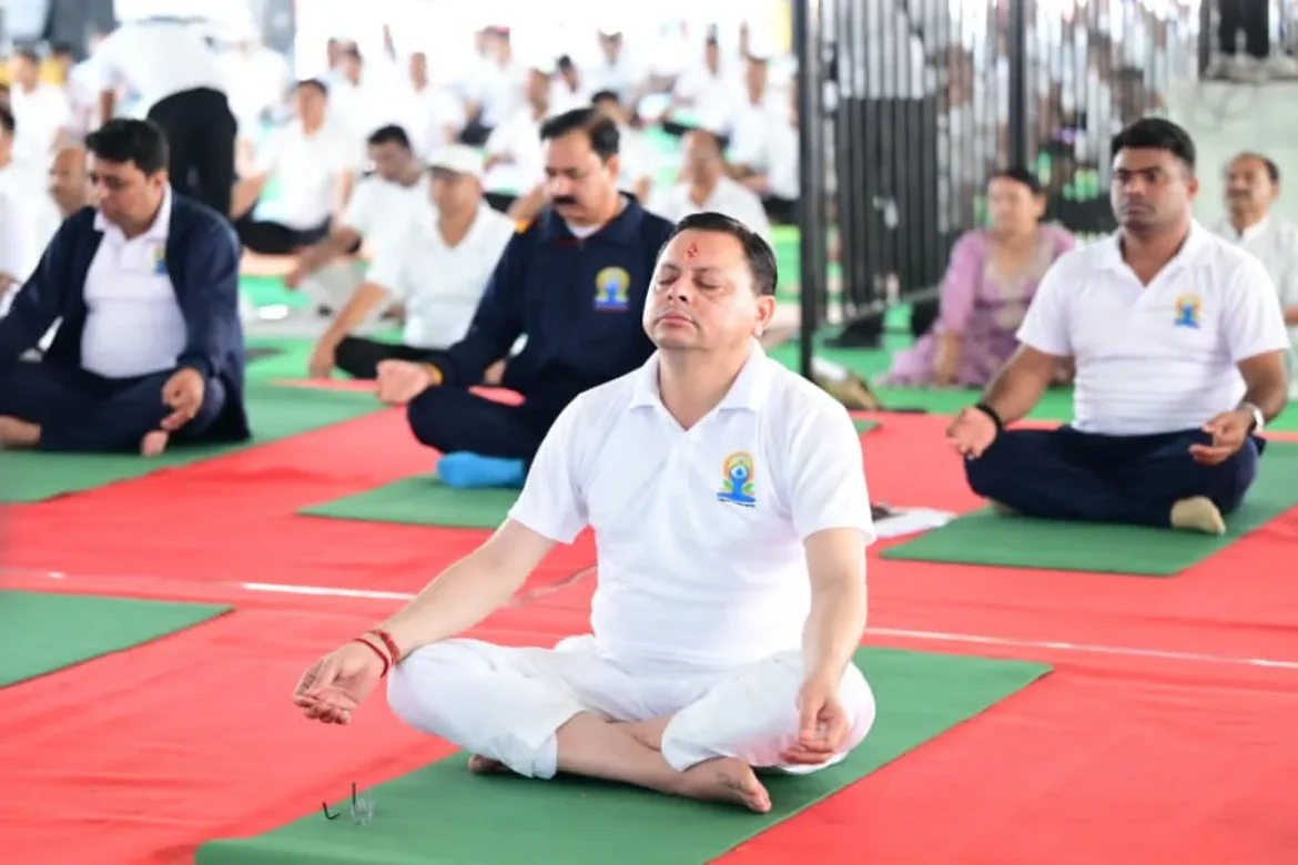 सीएम धामी ने बनबसा में किया सामूहिक योगाभ्यास