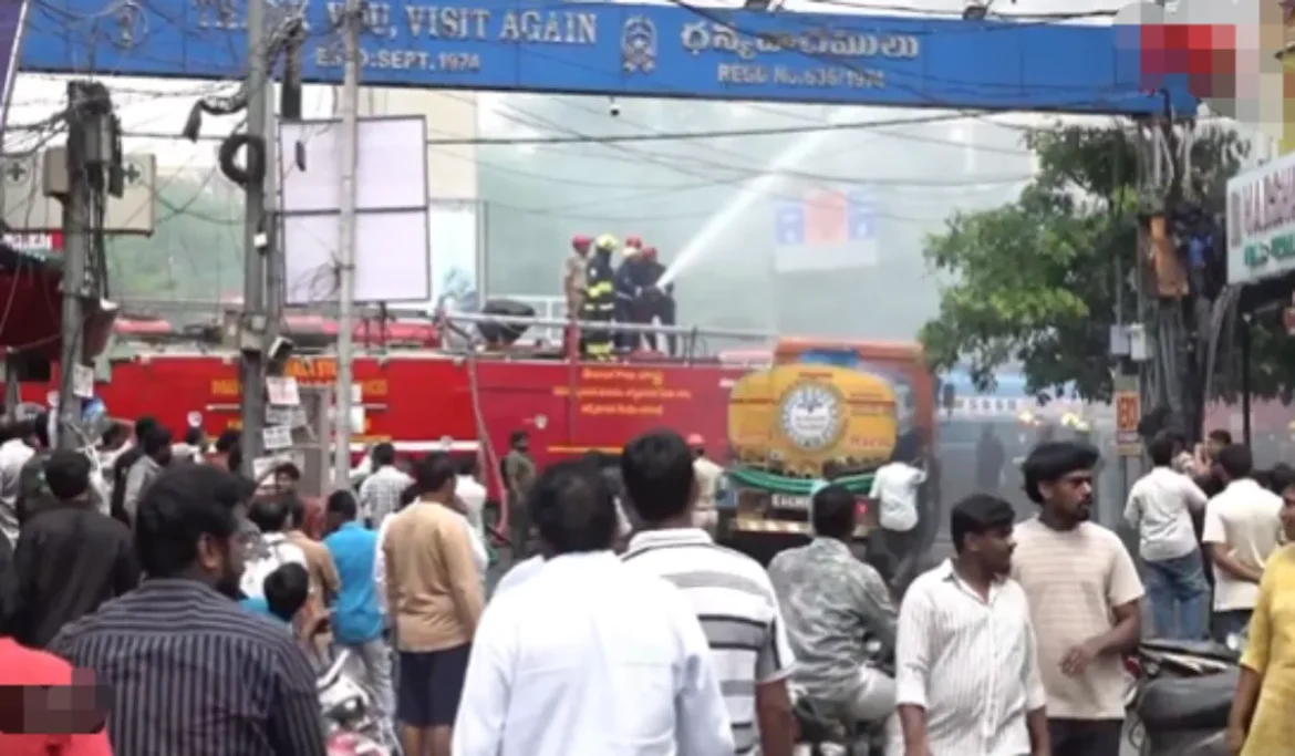 हैदराबाद में तीन मंजिला इमारत में लगी आग