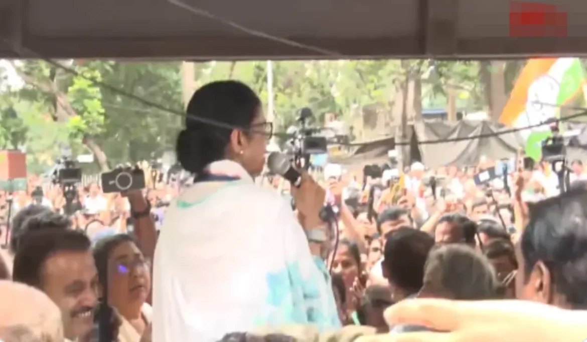 धरने पर बैठीं ममता बनर्जी