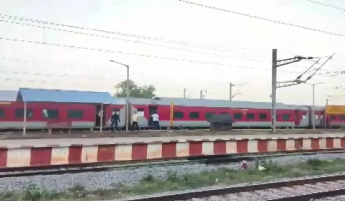 अफवाह फैलने पर चलती ट्रेन से कूदे यात्री, 4 की मौत
