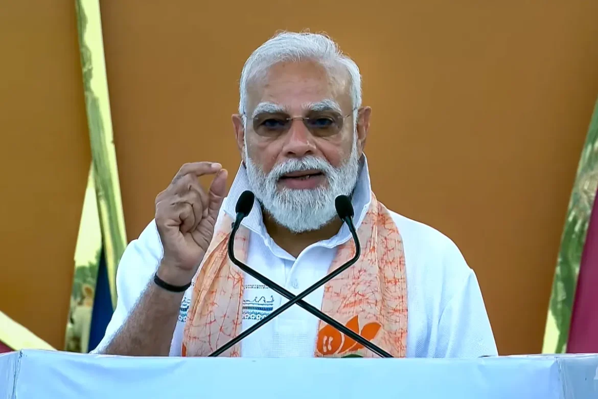 हजारों लोगों के साथ PM मोदी ने किया योग