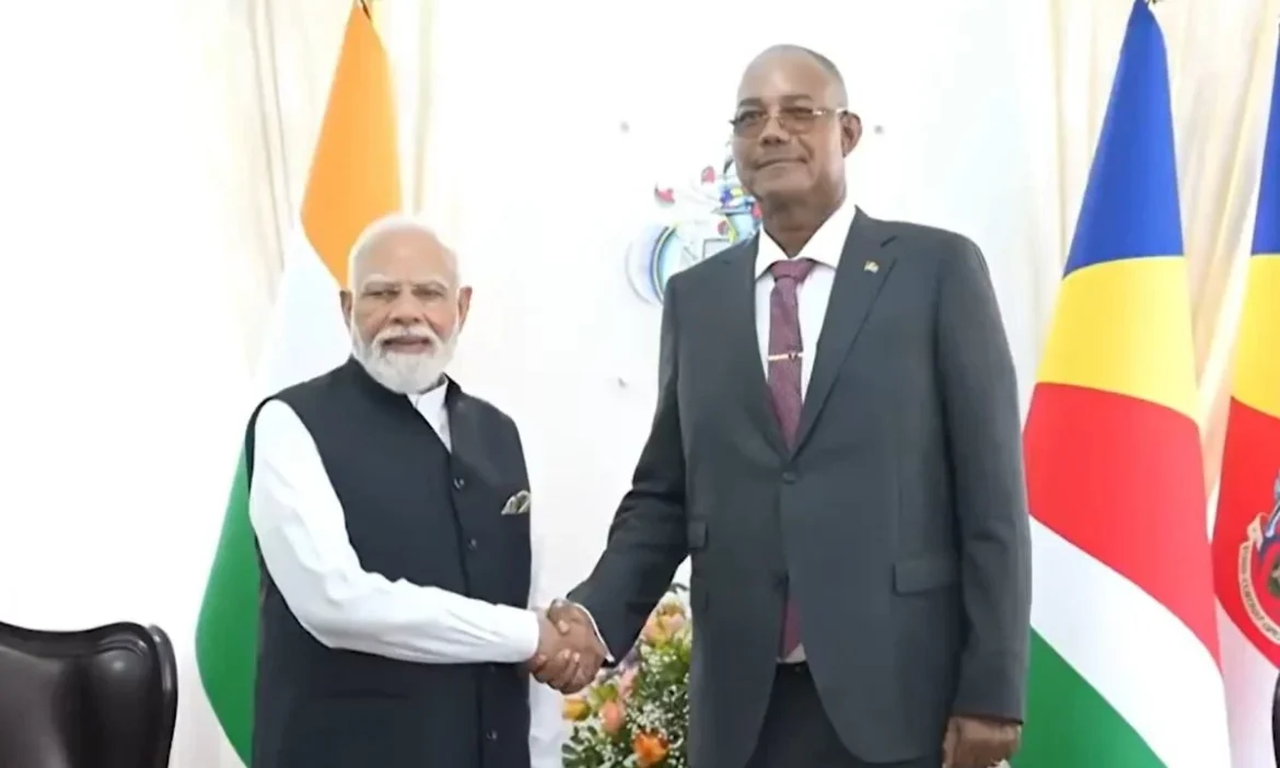 सेशेल्स में PM मोदी को 'गार्ड ऑफ ऑनर'