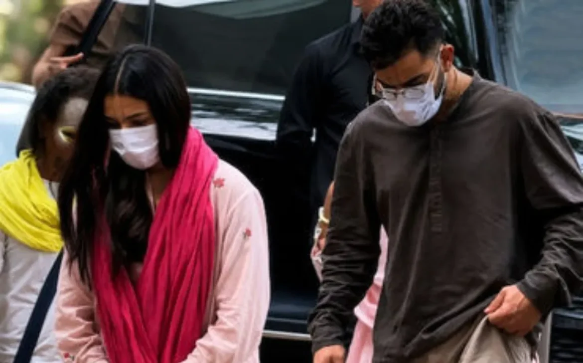 IPL जीतने के बाद वृंदावन पहुंचे Anushka Sharma-Virat Kohli