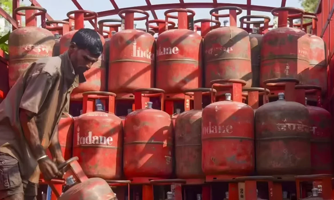 फिर महंगा हुआ घरेलू एलपीजी सिलेंडर