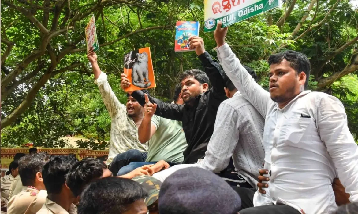 शिक्षा मंत्री के खिलाफ NSUI ने किया प्रदर्शन
