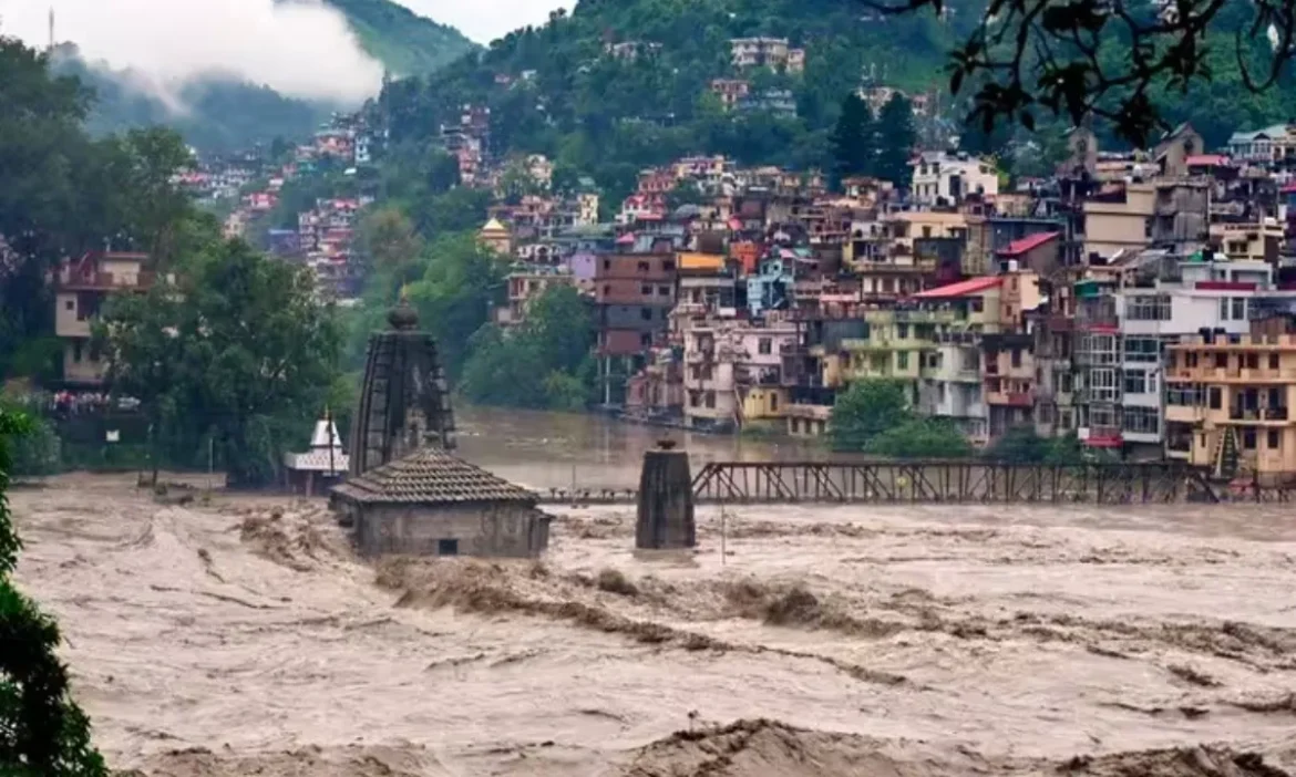 हिमाचल में भारी बारिश से तबाही